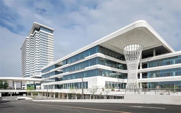 EK四管制冷热平衡机组守护绿色医疗环境